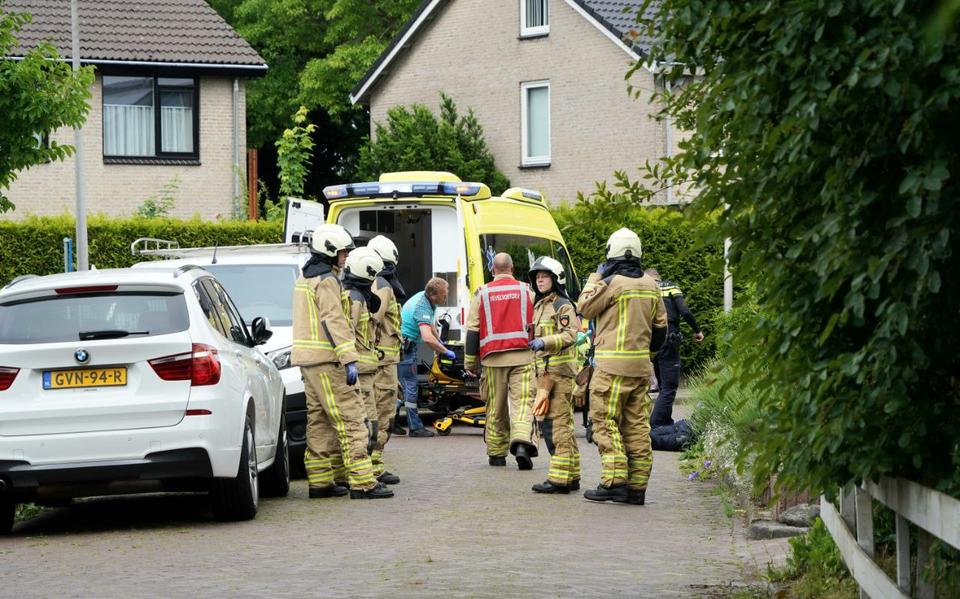 Een persoon is vrijdagmorgen aan de Kleine Beer in Hoogeveen gewond geraakt bij een ongeval. Wat er precies is gebeurd, is onduidelijk. 