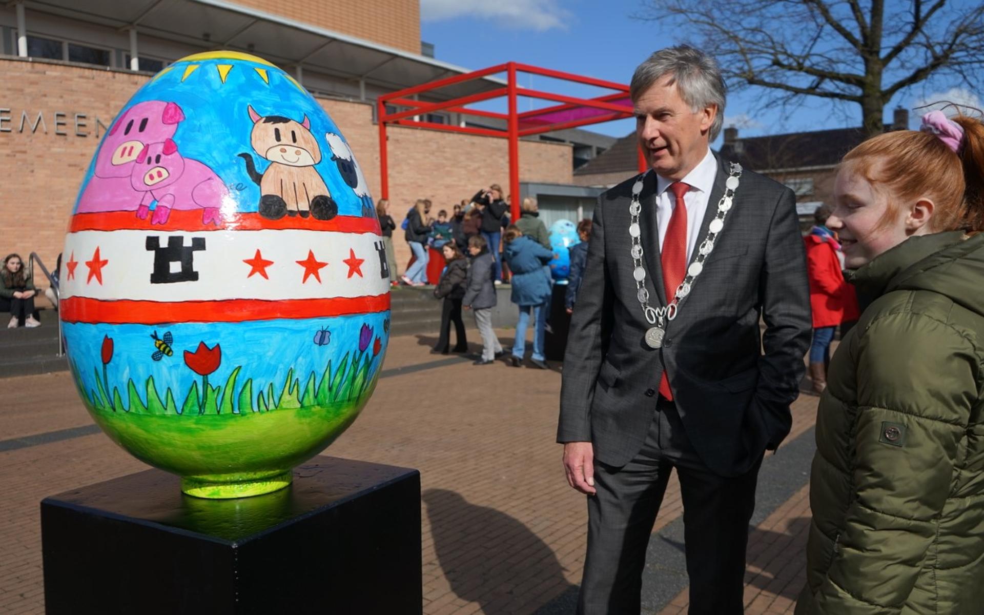 Burgemeester Cees Bijl en Janiek Martens bewonderen een kleurrijk XXL-ei.