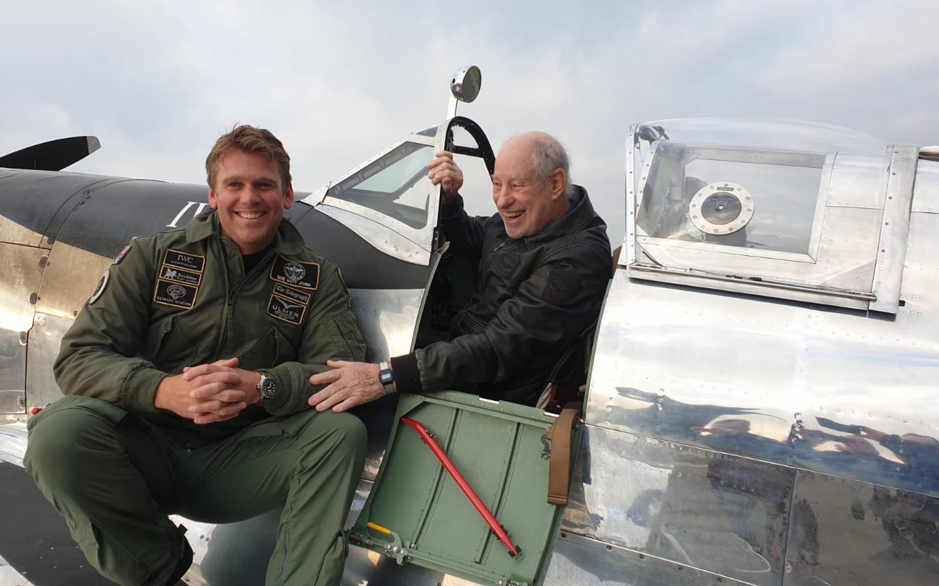 Harry van der Meer in de cockpit van de Spitfire die hij nog heeft gerestaureerd. Links een van de piloten. 