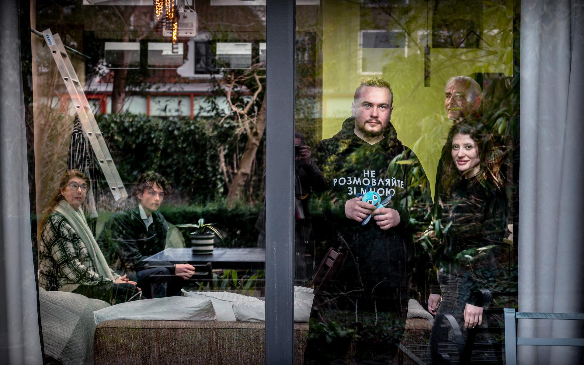 Oekrainse vluchtelingen Sasha en Artem logeren bij Henk Jacobs en Joke Torenbos.