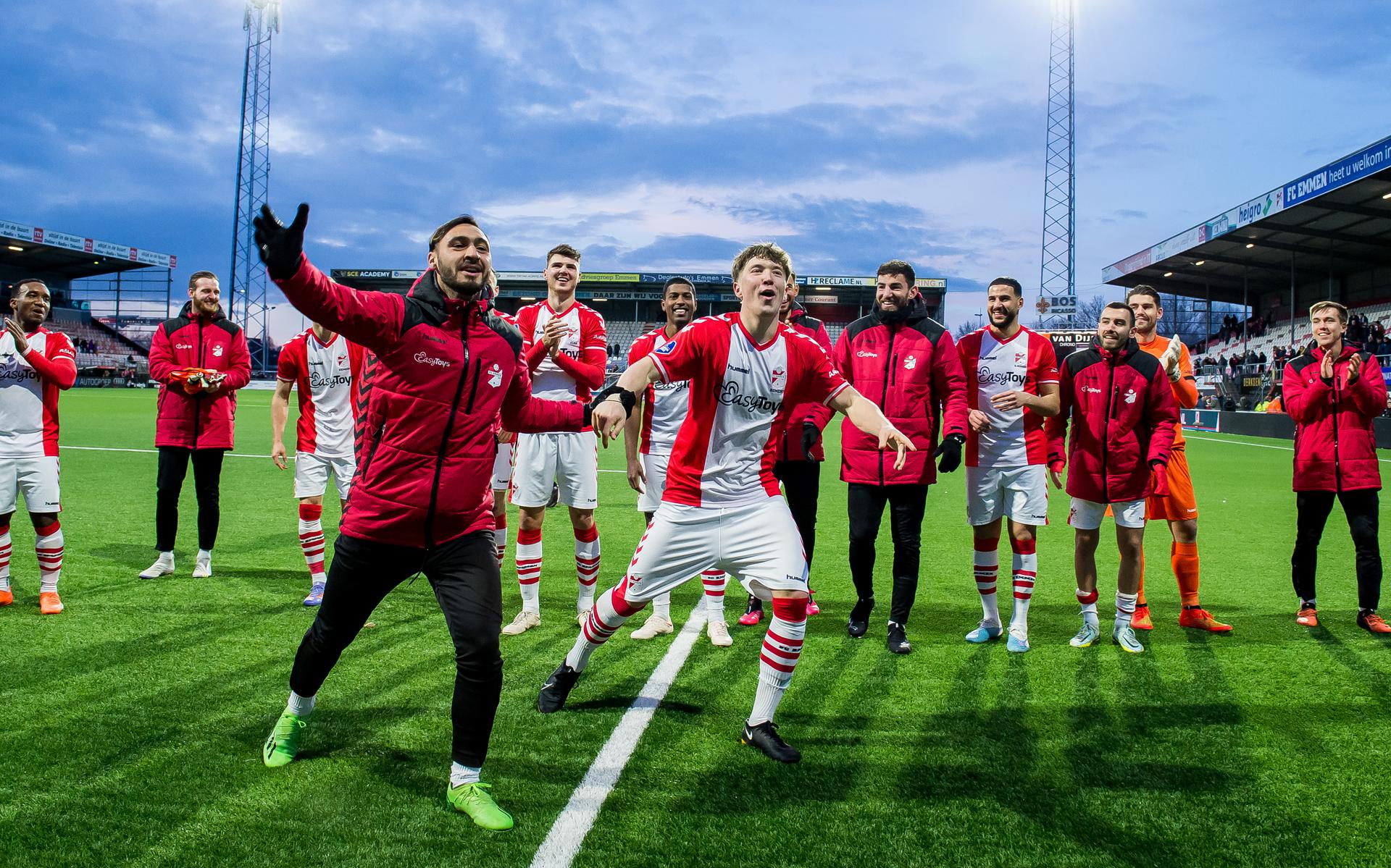 De spelers van FC Emmen vieren de overwinning op Excelsior Rotterdam.