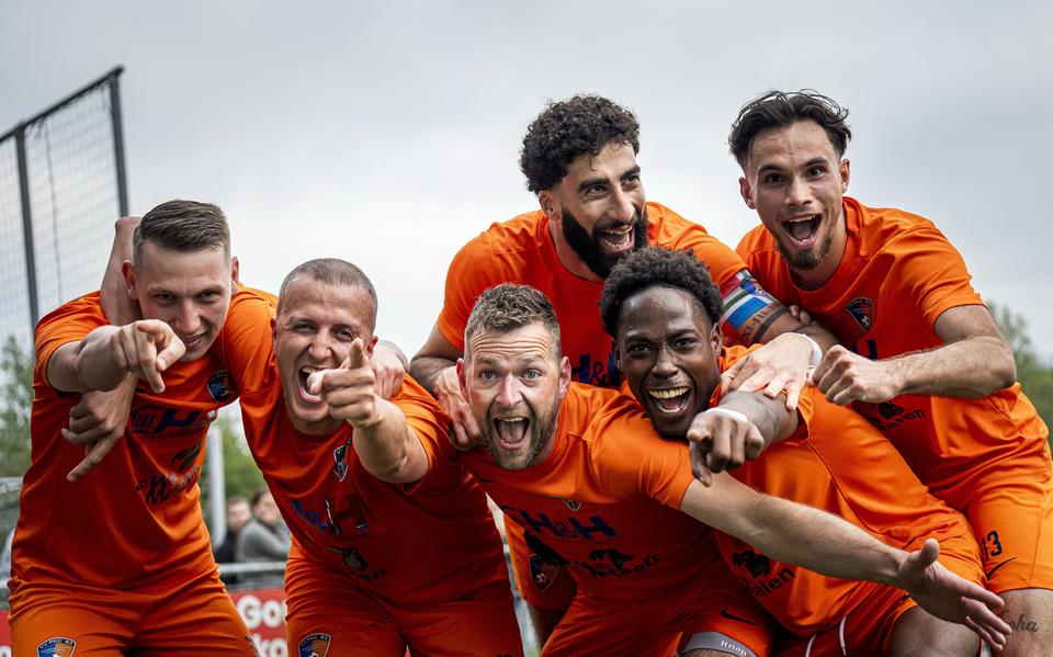 Willem Bel heeft net de beslissende 4-2 gescoord en PKC'83 weet dat het kampioenschap binnen is. Van links naar rechts Willem Bel, Fahim Bellghroub, Wesley Walstra, Daniel Sanafikhah, Gelo Windster en Tyrell Strik. 