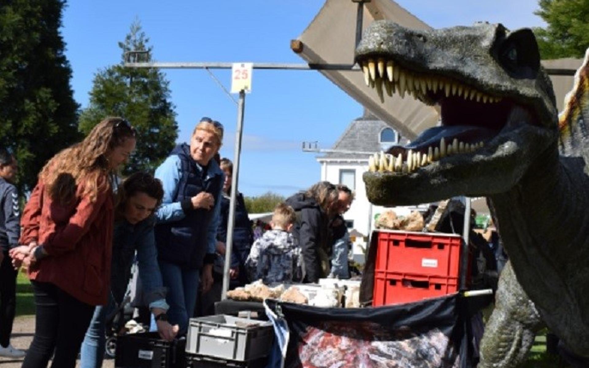 Lopend door het park en tussen de kramen kwamen de aanwezigen levensechte dinosauriërs tegen.