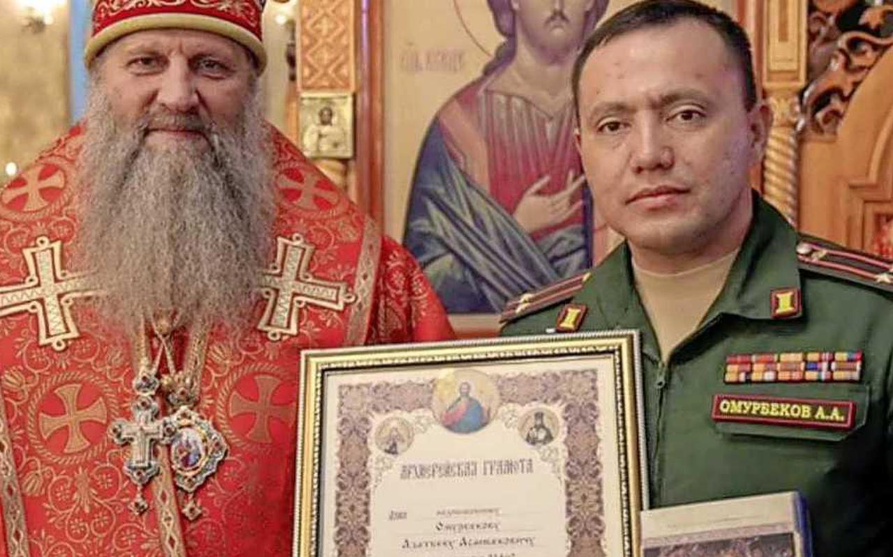 Luitenant-kolonel Azatbek Omurbekov werd in november vorig jaar, voorafgaand aan zijn vertrek naar Oekraïne, gezegend door de Russisch-orthodoxe bisschop van Tsjaborovsk.