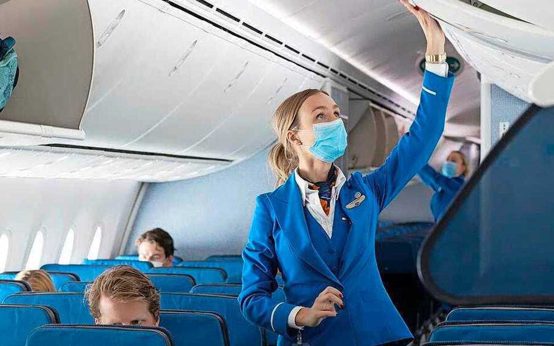 KLM-crew draagt op vluchten naar China een mondkapje.
