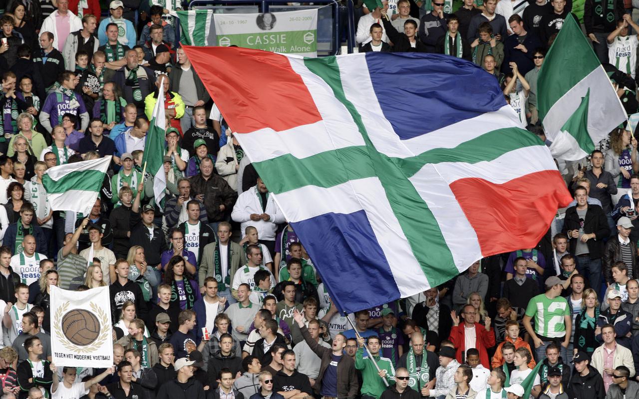 De Groningse vlag op een voetbaltribune. ,,Voor veel mensen is het een enorme meerwaarde als ze in het Gronings worden aangesproken.’’