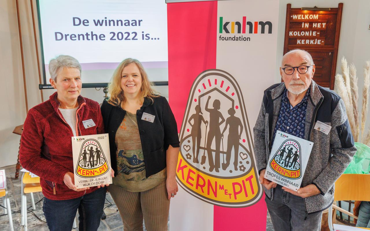 Drie van de negentig vrijwilligers van het dorpscentrum in Eexterveen namen zaterdag de Drentse Kern met Pit-trofee in ontvangst. V.l.n.r.: Marga Speelman, Rolina Esschendal en Jan Otto Meertens.