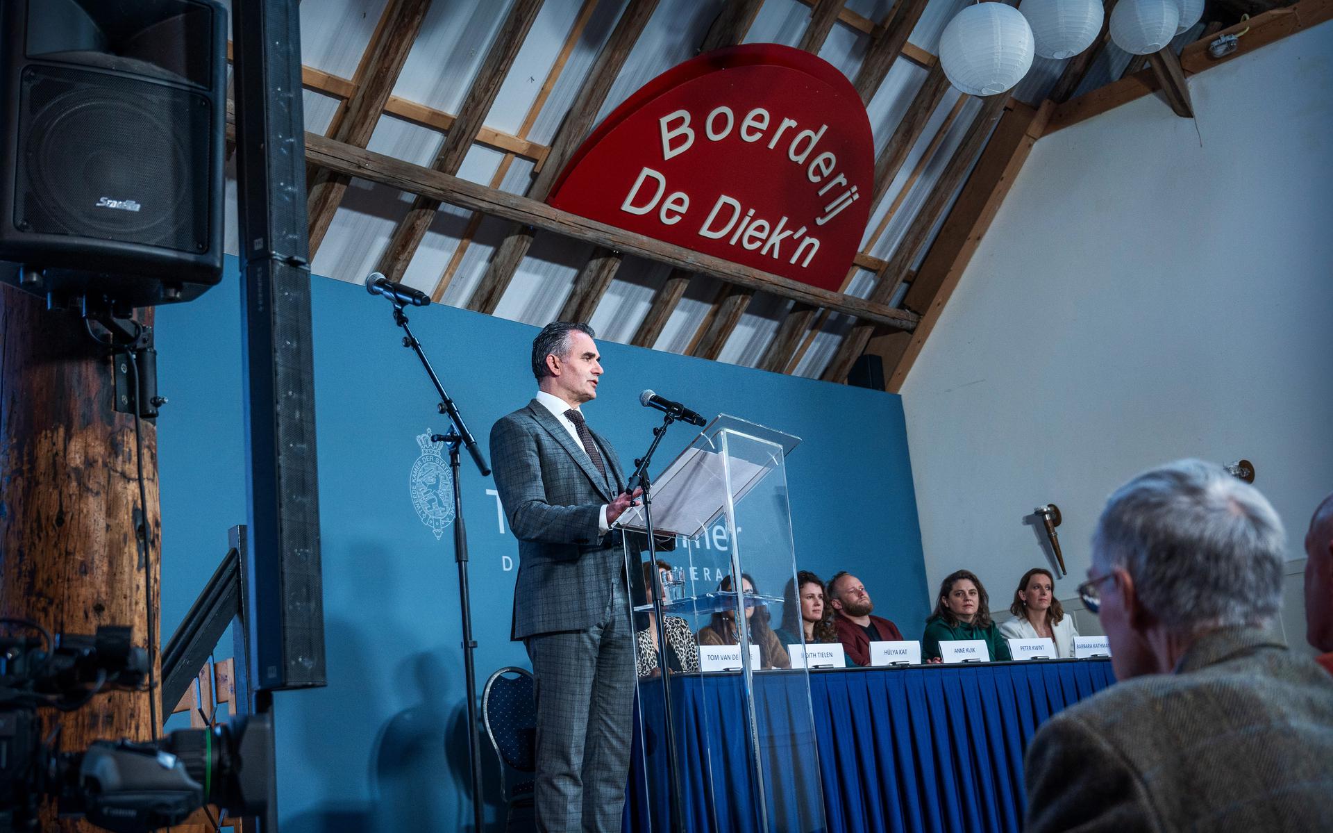 Tom van der Lee vrijdag bij de presentatie van het rapport van de parlementaire enquête gaswinning in Zeerijp.