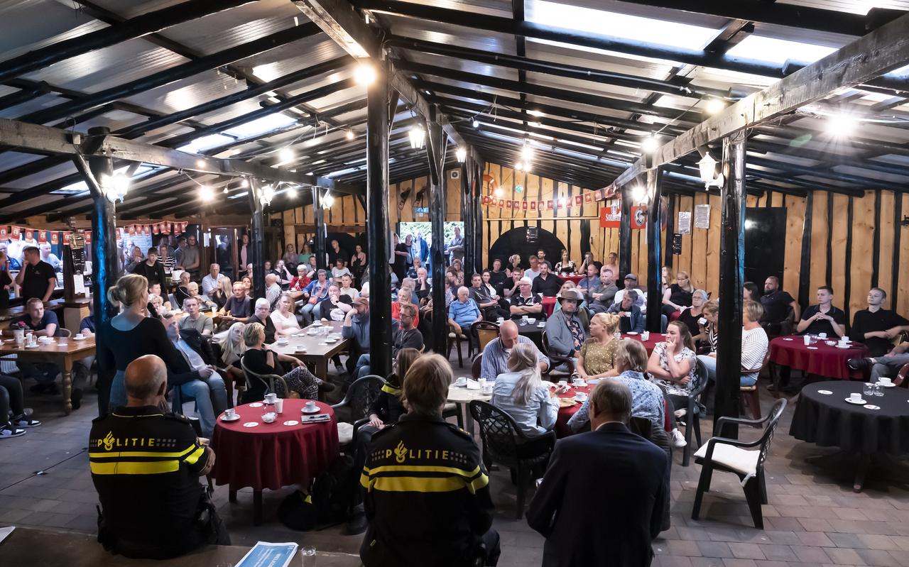 Tijdens een bewonersbijeenkomst in Zoutkamp bleek dat dorpsbewoners zich zorgen maken over de opvang van asielzoekers in de Marnewaard. 