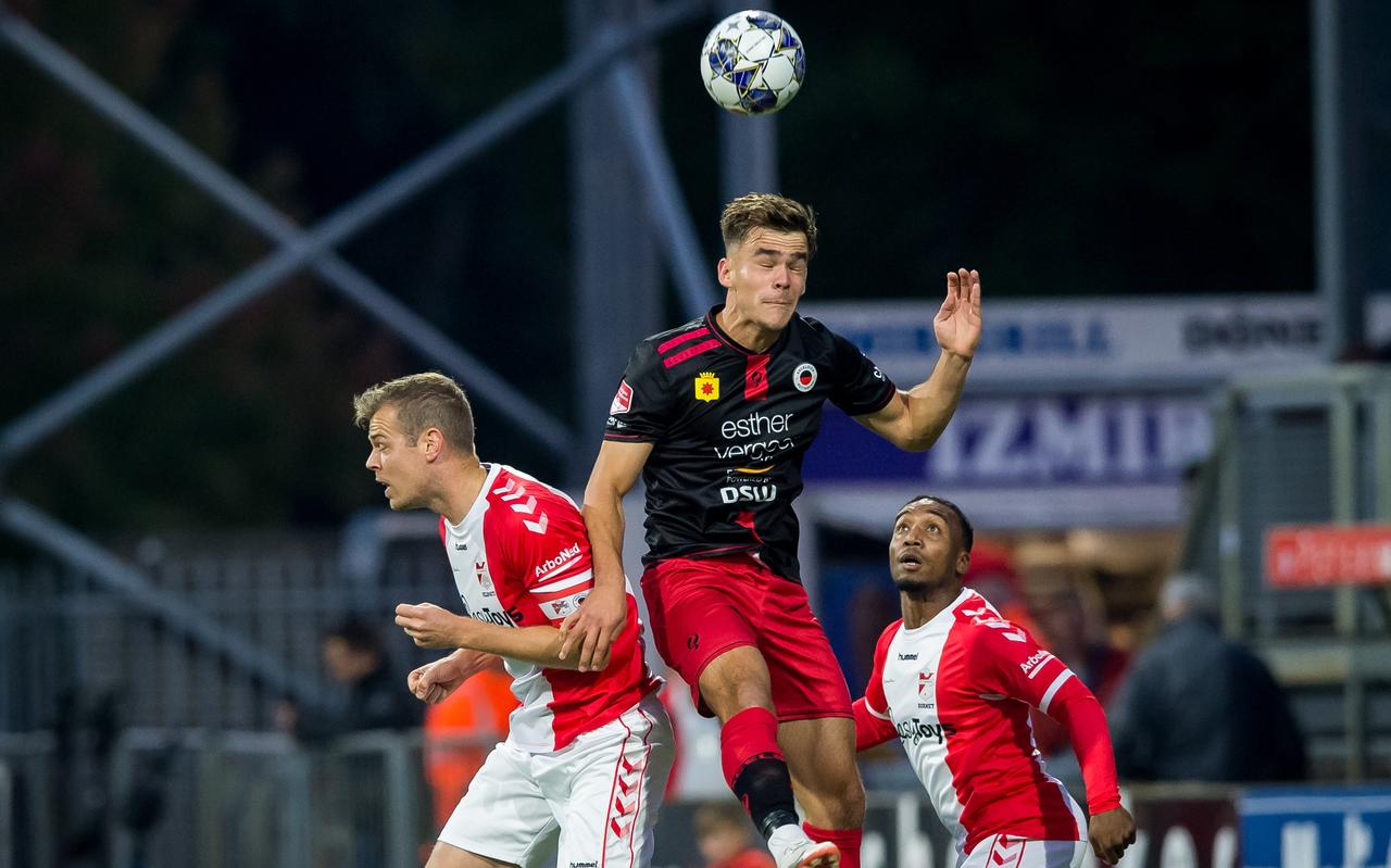 Thijs Dallinga is Jeroen Veldmate de baas en kopt Excelsior naar een 0-1 voorsprong op bezoek bij FC Emmen. Thijs Dallinga is Jeroen Veldmate de baas en kopt Excelsior naar een 0-1 voorsprong op bezoek bij FC Emmen.