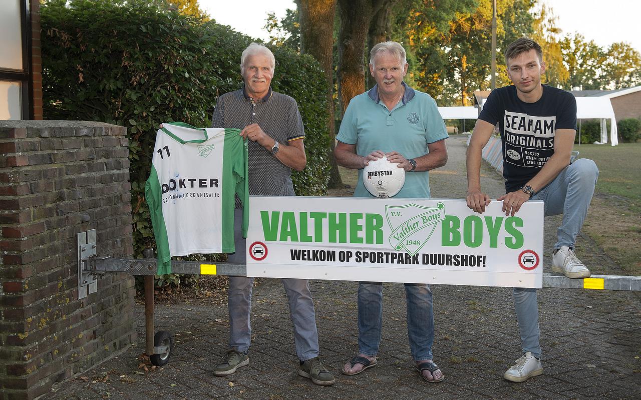 Voor het eerst sinds 74 jaar wordt er geen voetbal meer gespeeld door Valther Boys. Van links naar rechts
Leffert Nijboer, Bert Tibbe en Joram Muntinga. Voor het eerst sinds 74 jaar wordt er geen voetbal meer gespeeld door Valther Boys. Van links naar rechts
Leffert Nijboer, Bert Tibbe en Joram Muntinga.