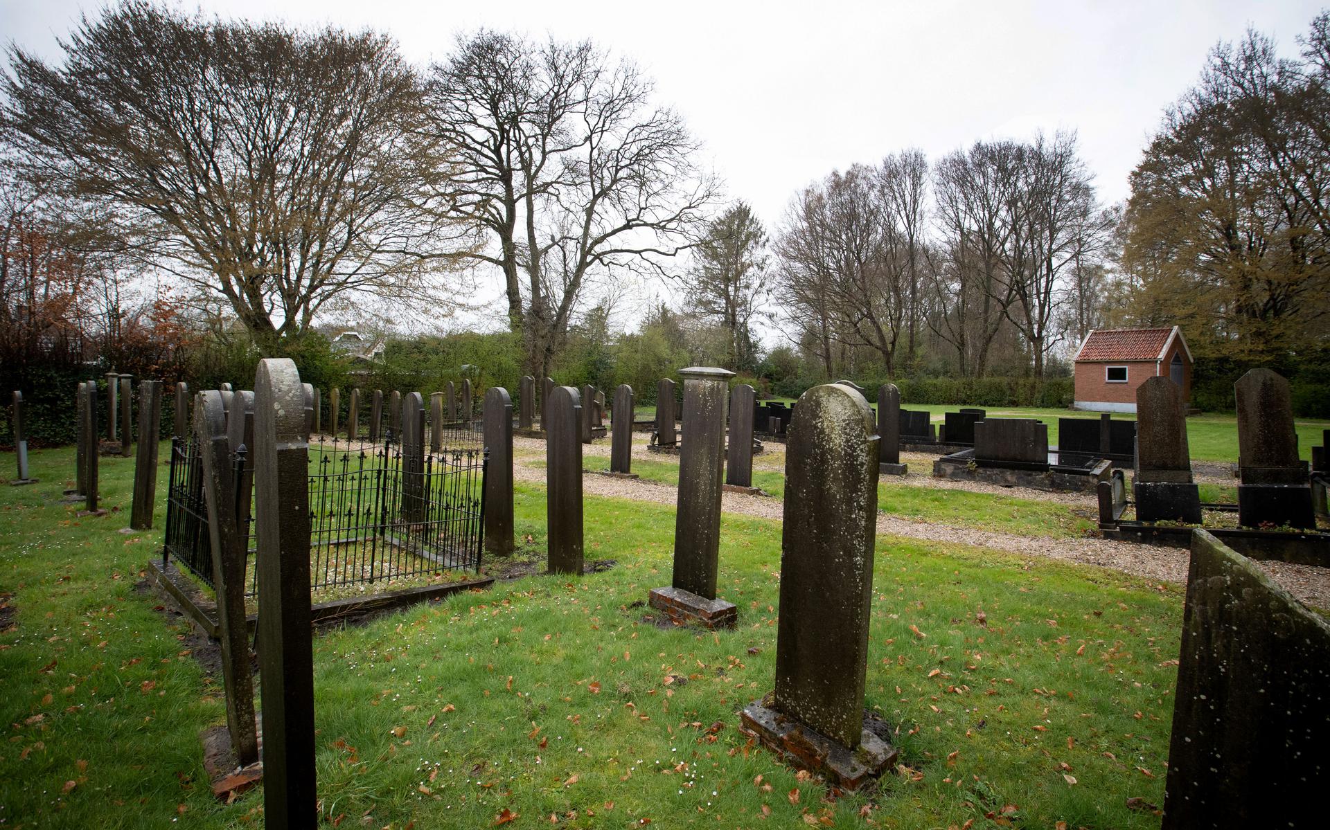 Op de Joodse begraafplaats in Stadskanaal worden onder meer vervallen zerken hersteld.