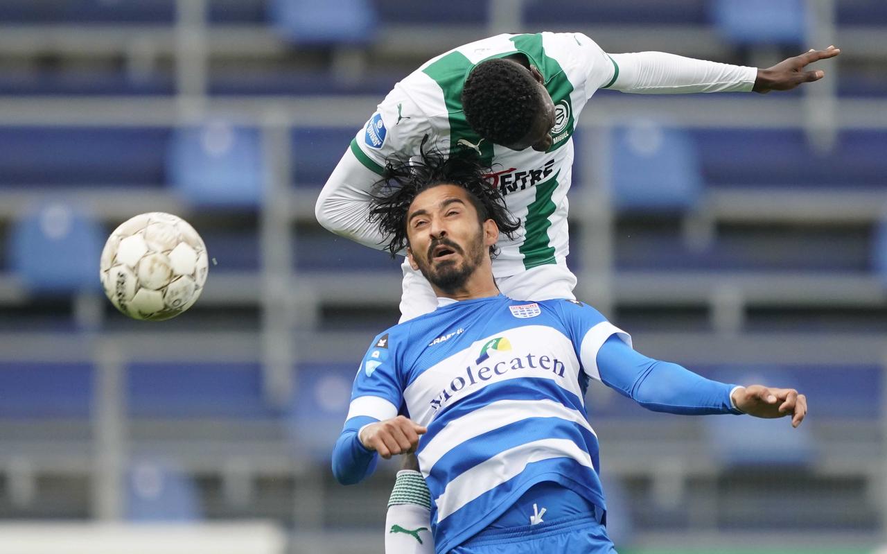 Leonel Miguel torent boven Reza Ghoochannejhad uit tijdens PEC Zwolle-FC Groningen. Leonel Miguel torent boven Reza Ghoochannejhad uit tijdens PEC Zwolle-FC Groningen.