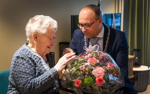 Enna van der Horn-Stulp is 105 jaar geworden, Daarmee is ze de oudste inwoner van Drenthe. 