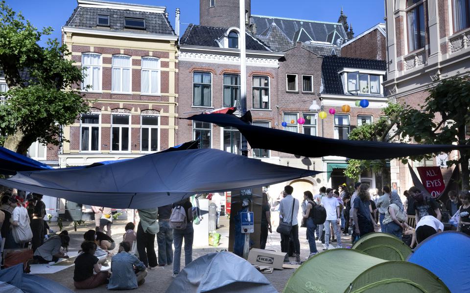 Het tentenkamp van de pro-Palestinademonstranten bij het Harmoniegebouw in Groningen.