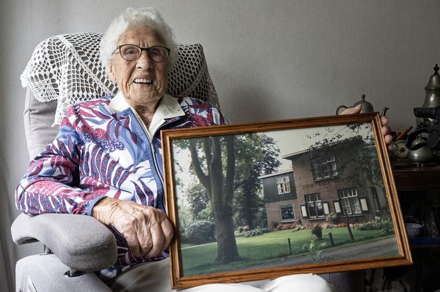 Dina uit Westerbork wordt 100: ‘Gewoon blijven ademen, als je daarmee stopt is het over’