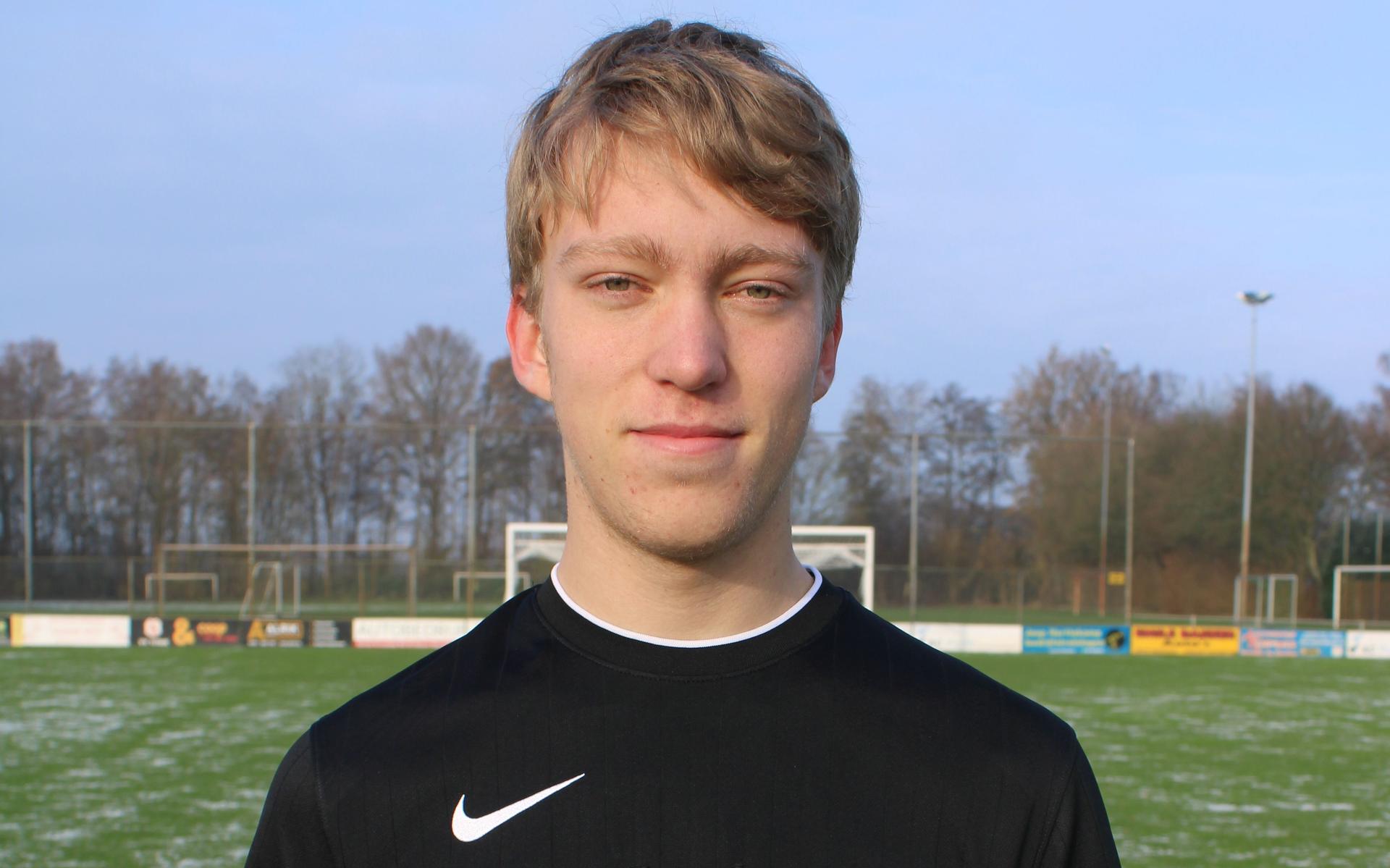 Ruben (17) uit Nieuw-Weerdinge is genomineerd voor de beste amateurscheidsrechter van het jaar. 'Hop