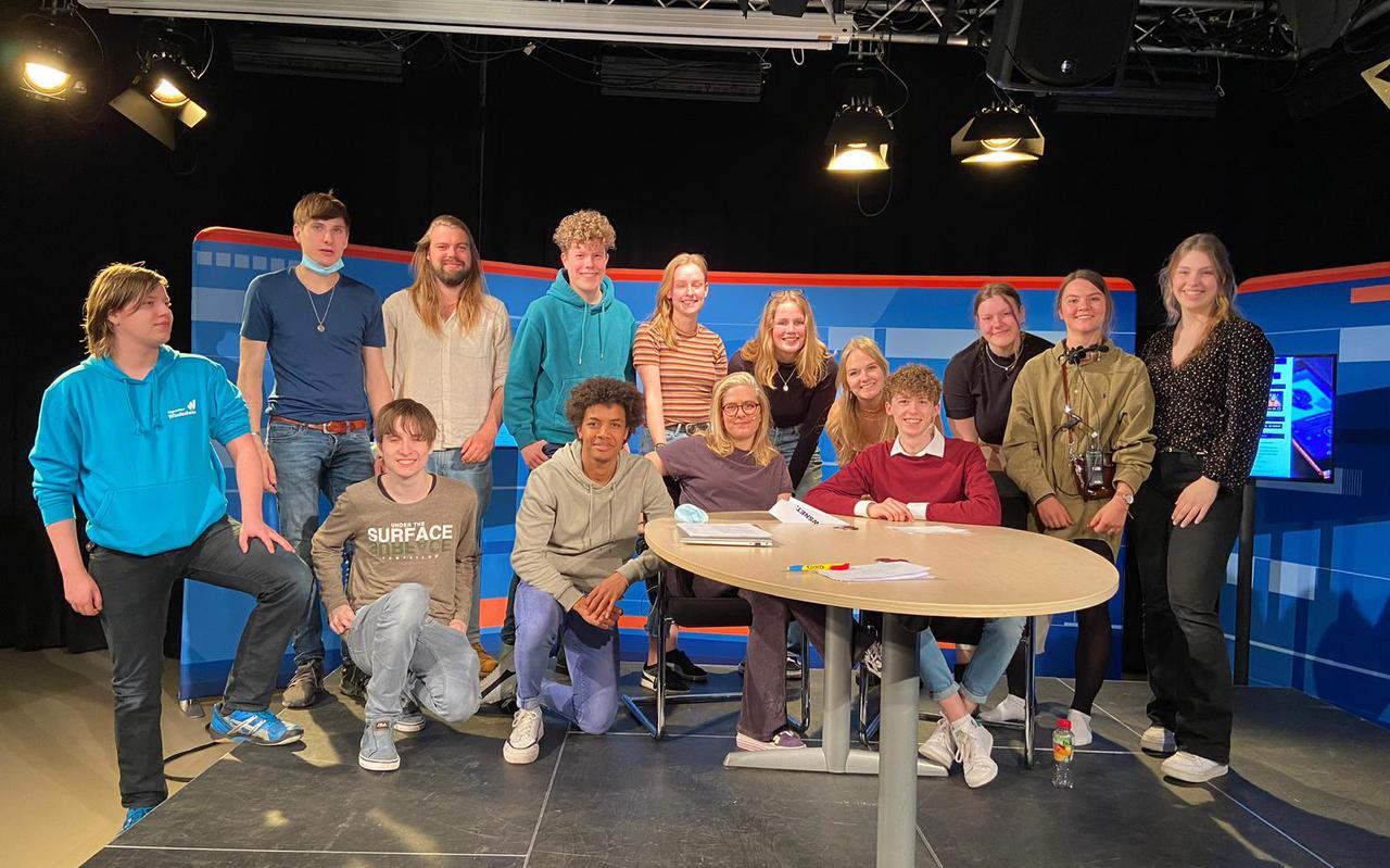 Groepsfoto met Degnet in het midden, links van de tafel, tijdens de laatste praktijkles op de opleiding journalistiek van Windesheim.