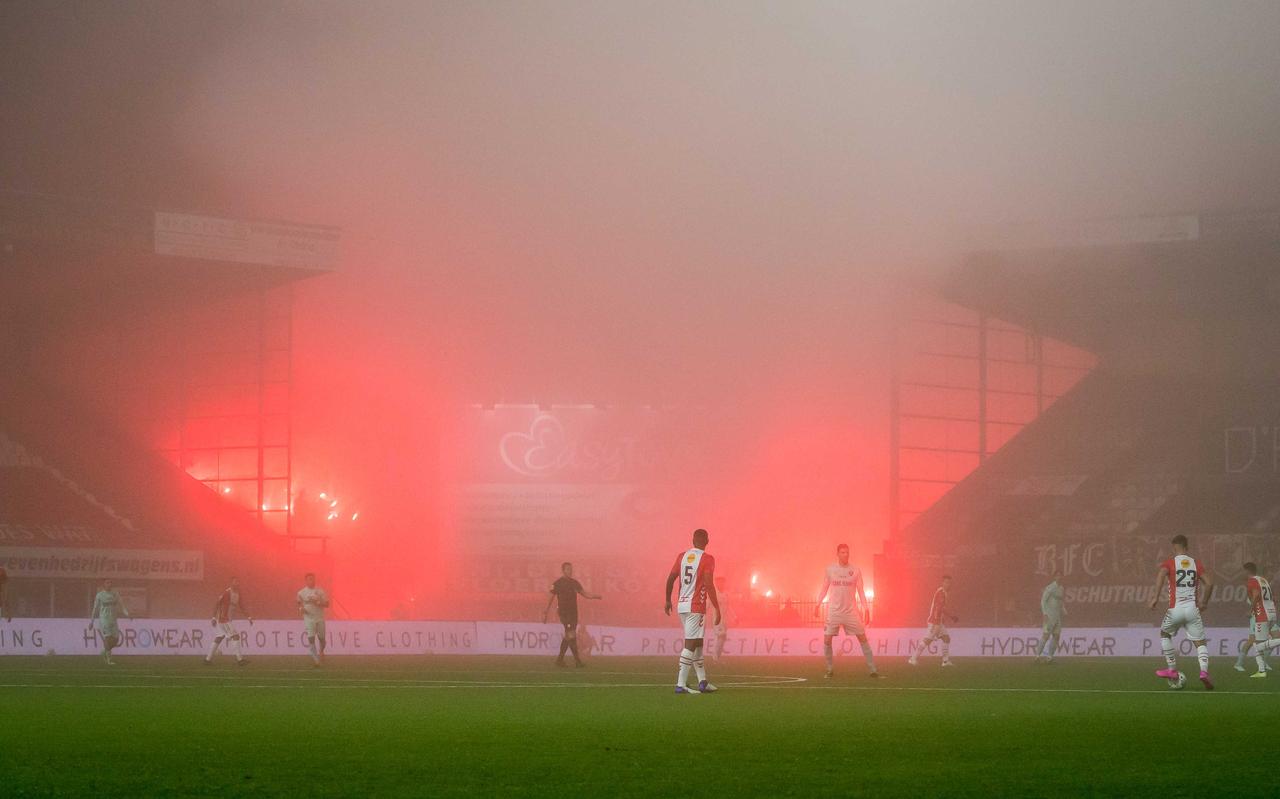 FC Emmen - ADO Den Haag werd zaterdagavond gestaakt na rookontwikkeling door vuurwerk. FC Emmen - ADO Den Haag werd zaterdagavond gestaakt na rookontwikkeling door vuurwerk.