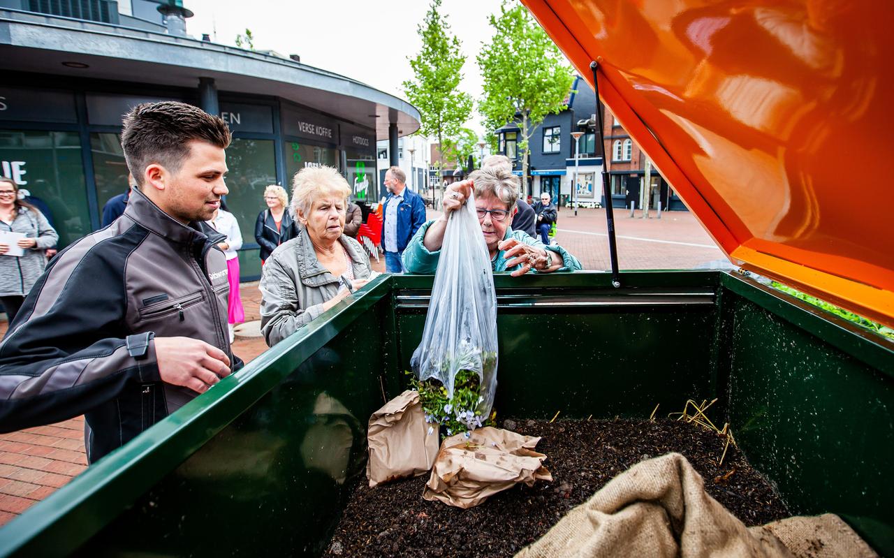 Flatbewoners mochten bij de inwijding van het project hun afval voor één keertje rechtstreeks aan de wormen geven. Flatbewoners mochten bij de inwijding van het project hun afval voor één keertje rechtstreeks aan de wormen geven.