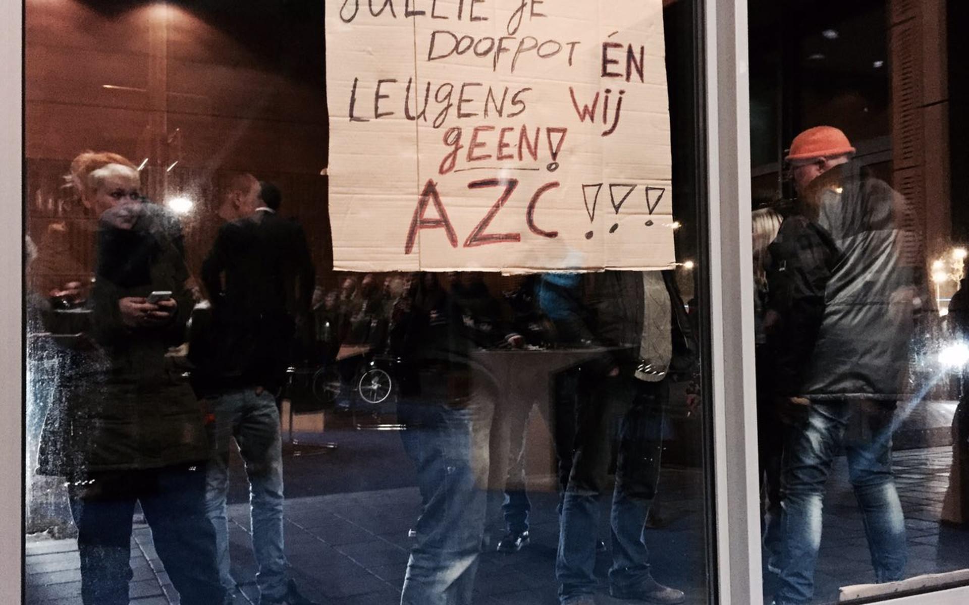 Bij het gemeentehuis in Meppel werd gedemonstreerd