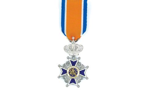 De versierselen behorende bij de onderscheiding Lid in de Orde van Oranje Nassau.