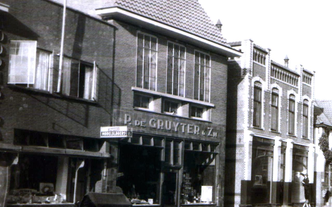 Het pand toen De Gruyter er nog een kruidenierszaak had. Het pand toen De Gruyter er nog een kruidenierszaak had.