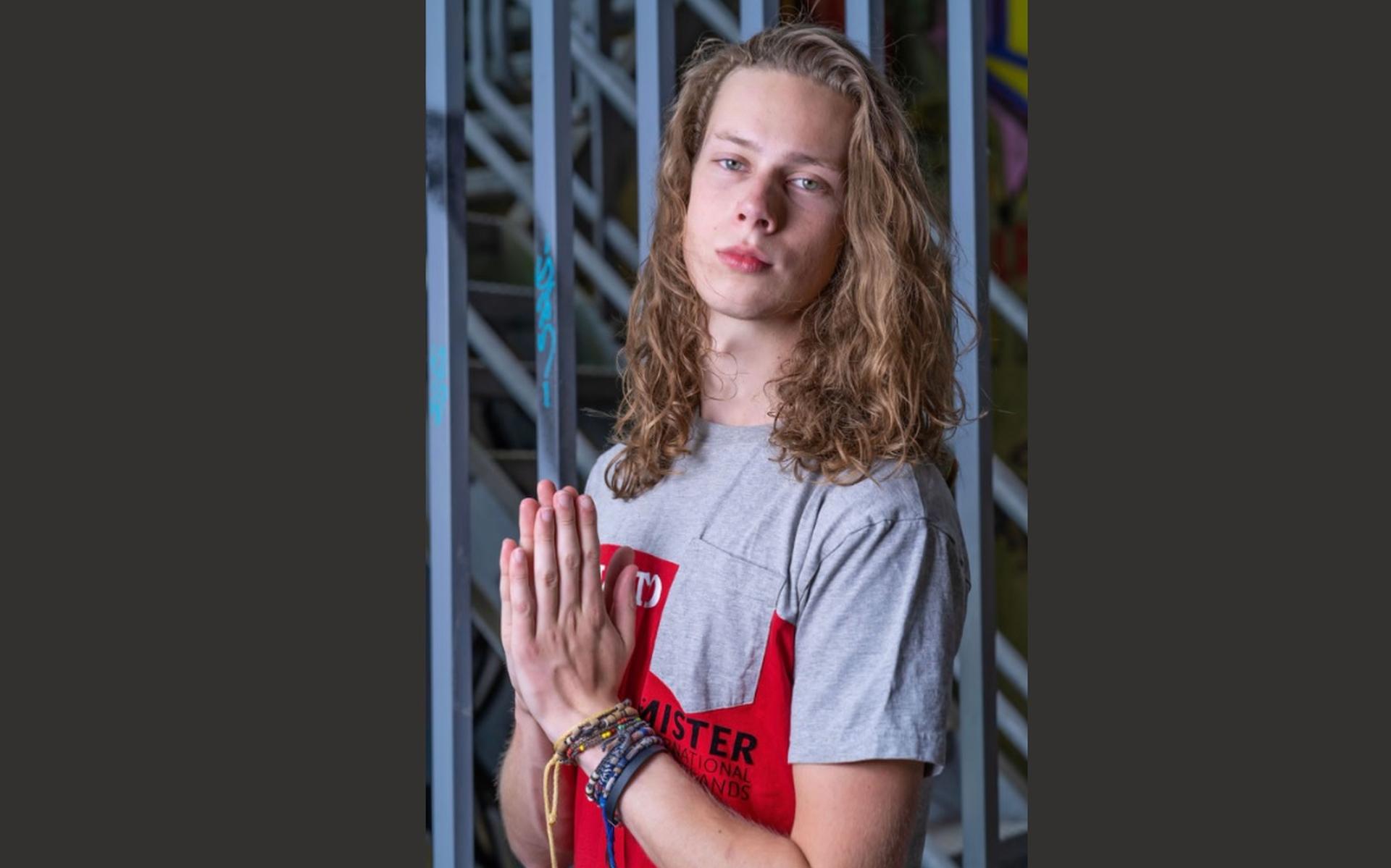 Evander uit Veendam met twee ongelijke sokken op weg naar finale Mister International Nederland - Da