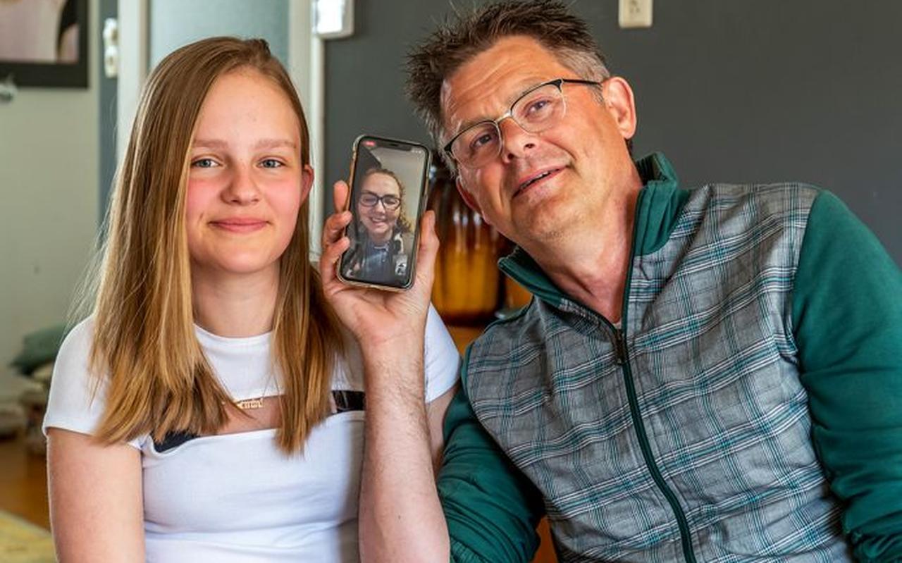 Vader Sjouke (58) en dochter Joy (13) Dijkstra aan het videobellen met vrouw en moeder Jeannette, die dementie heeft. Vader Sjouke (58) en dochter Joy (13) Dijkstra aan het videobellen met vrouw en moeder Jeannette, die dementie heeft.