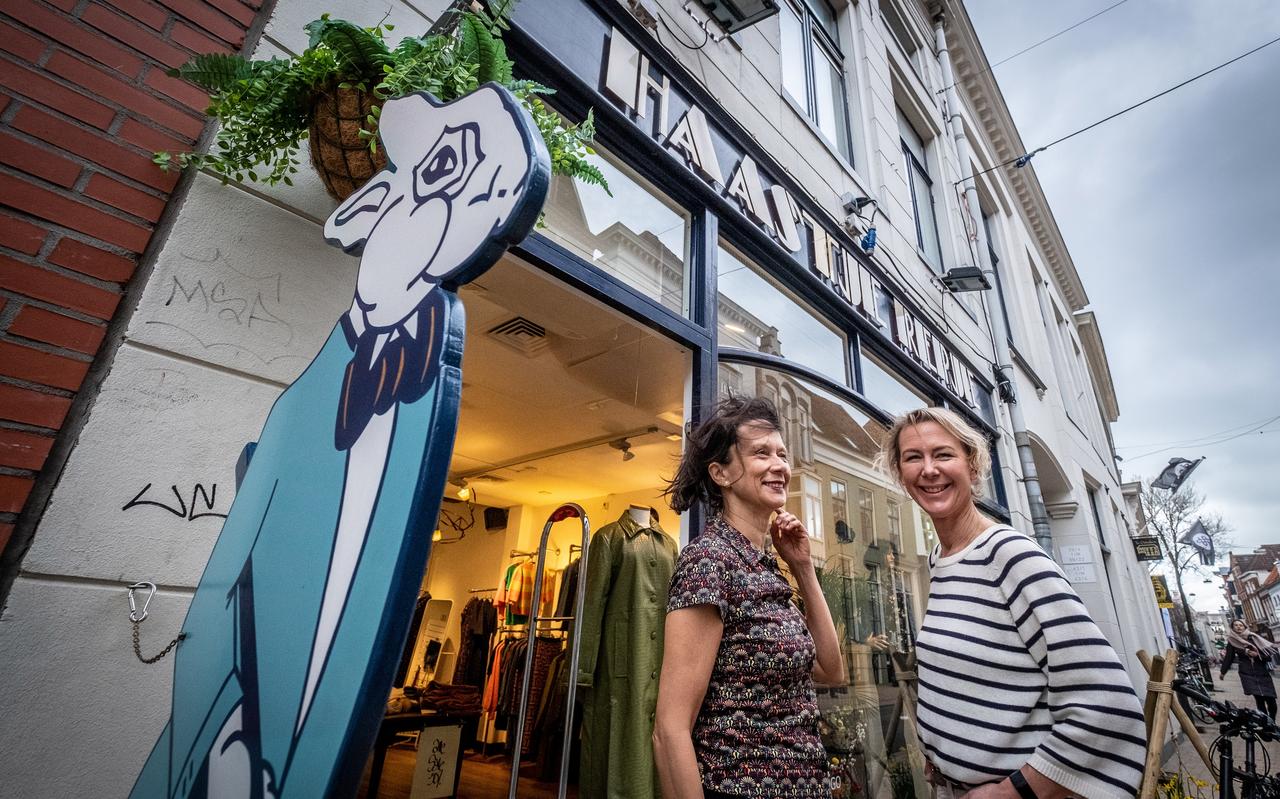 Petra Jansen en Anne Kloos voor hun winkel. Petra Jansen en Anne Kloos voor hun winkel.