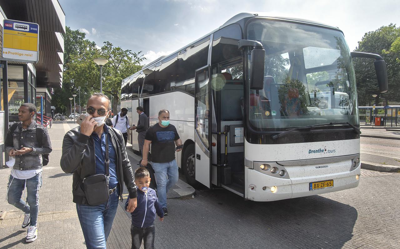 Een van de weinige bussen van Drenthe Tours die nog rijden: van het station in Emmen (foto) naar het asielzoekerscentrum in Ter Apel.