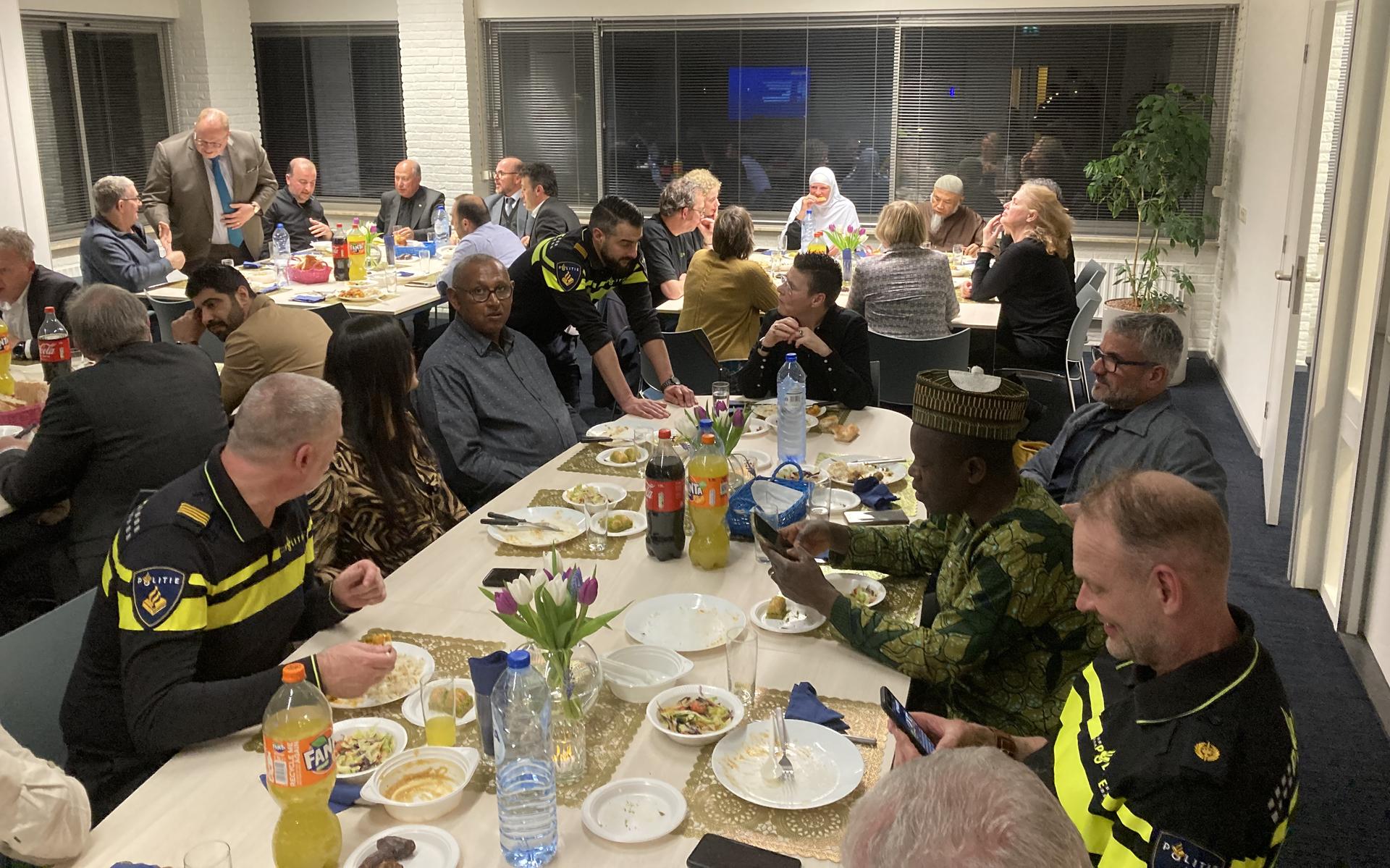 Iftar op het politiebureau met een bont gezelschap, precies zoals de bedoeling was.