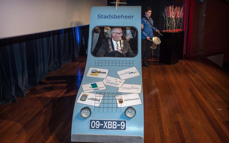Tijdens de nieuwjaarsreceptie van Delfzijl in januari 2015 maakte de toenmalige burgemeester Emme Groot in een ‘speelgoedauto’ op het podium reclame voor de vorming van een supergemeente van 100.000 inwoners in Noord-Groningen. Die actie werd hem in de havenstad niet in dank afgenomen.