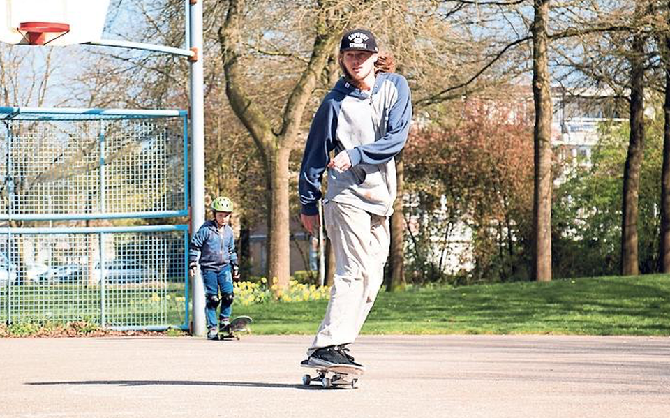 Kaj Kuipers doet voor hoe je moet steppen op een skateboard. FOTO DVHN
