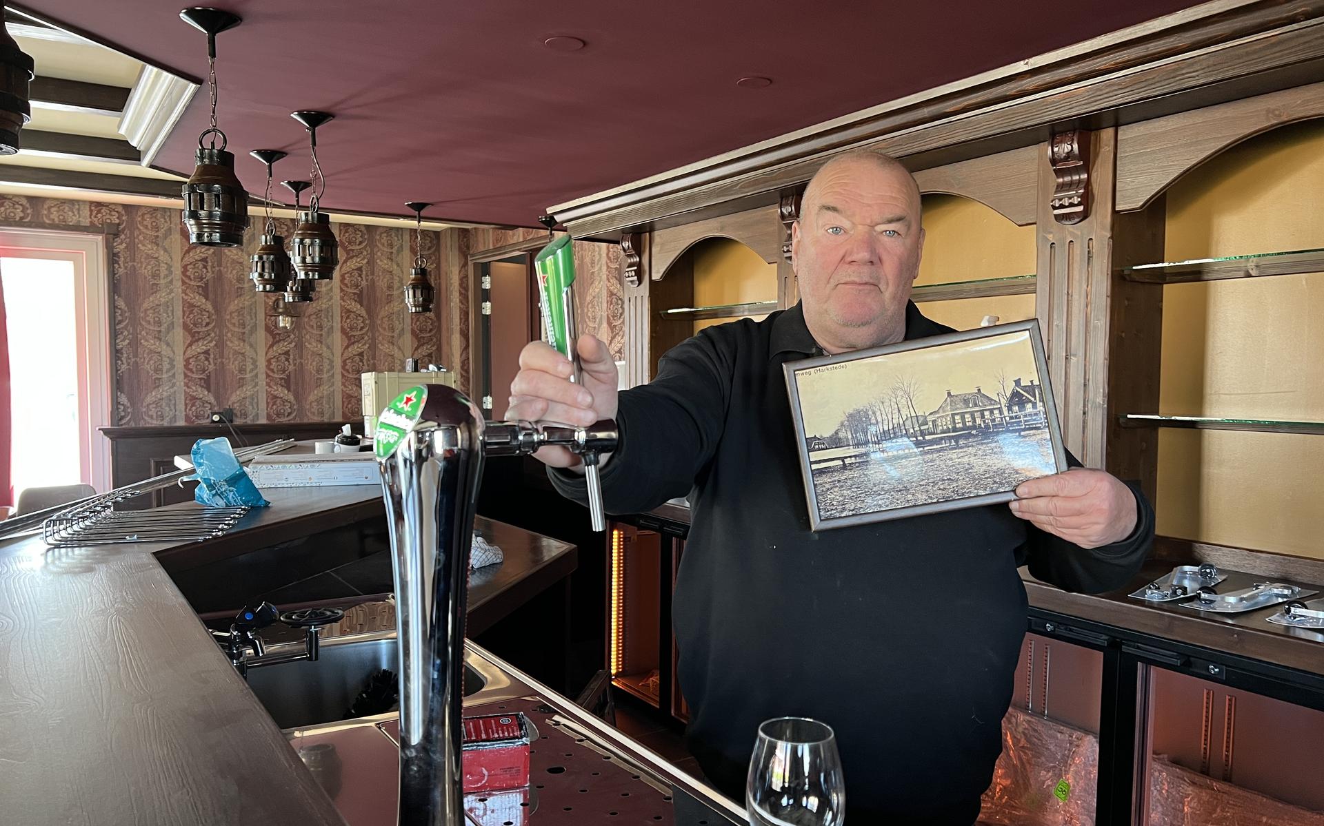 Bert Kor in zijn nieuwe café in Lageland. Foto: DVHN