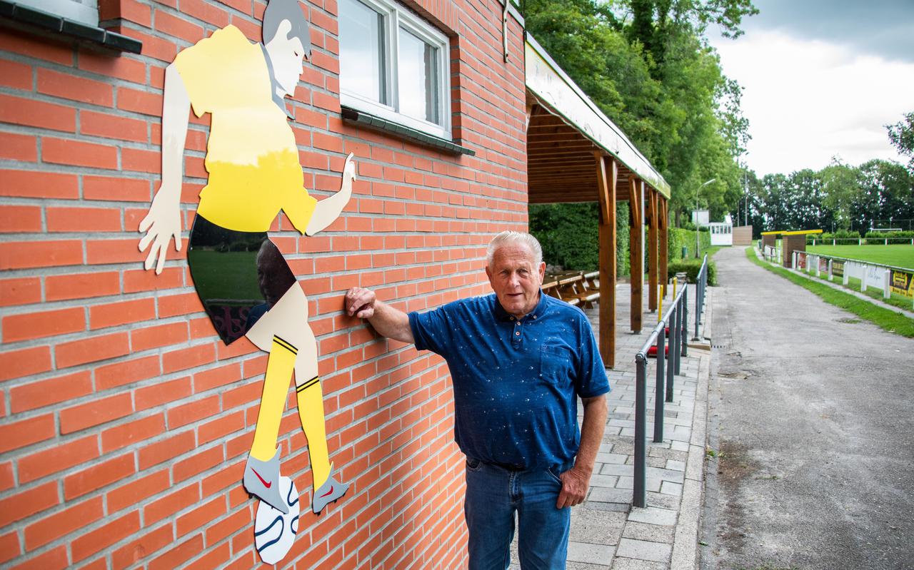 Geerd Dekker is al 65 jaar lid van de jarige voetbalclub in Veelerveen