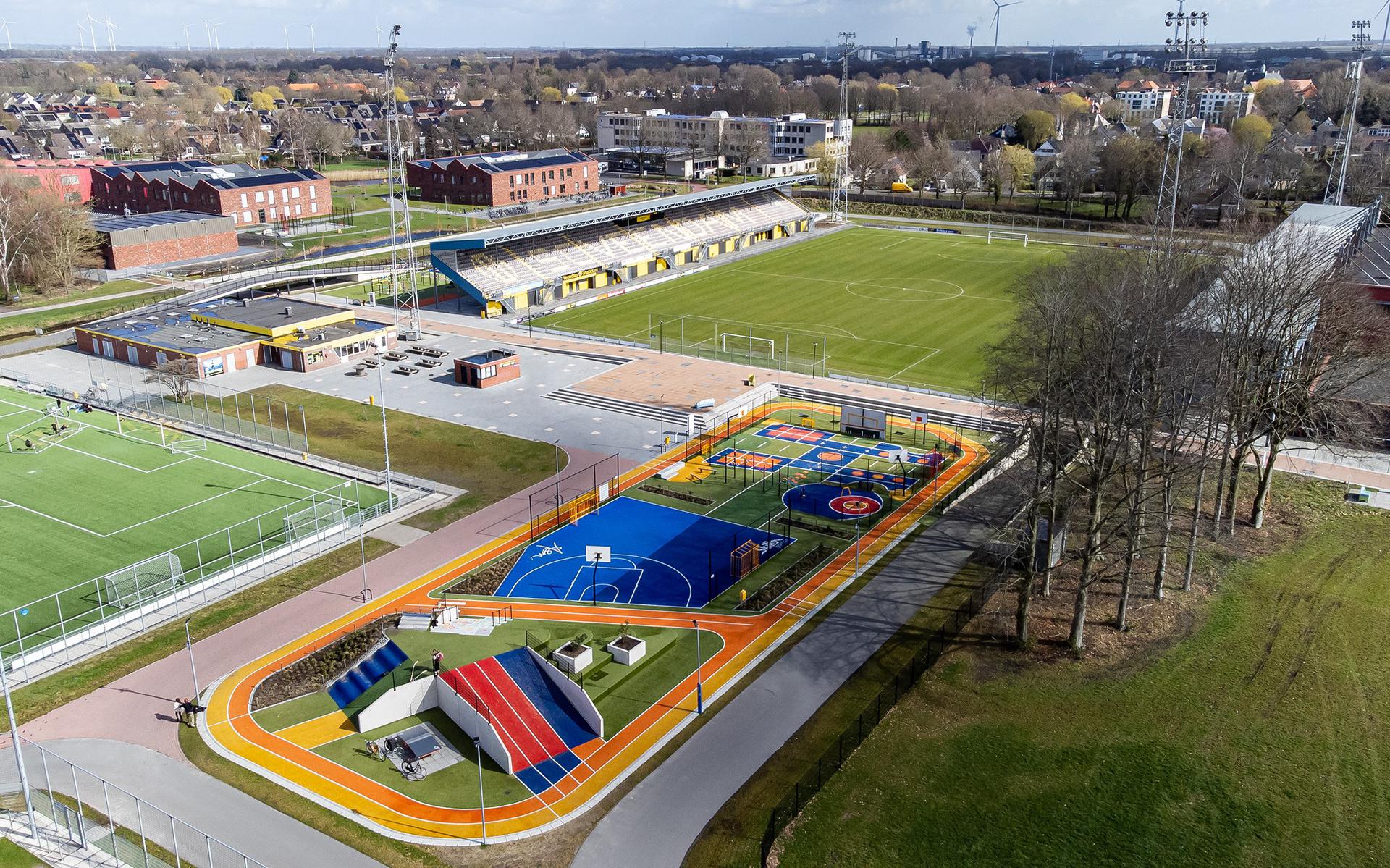 Het complex in Veendam, met op de achtergrond het veld waarop vroeger betaald voetbal werd gespeeld. 
