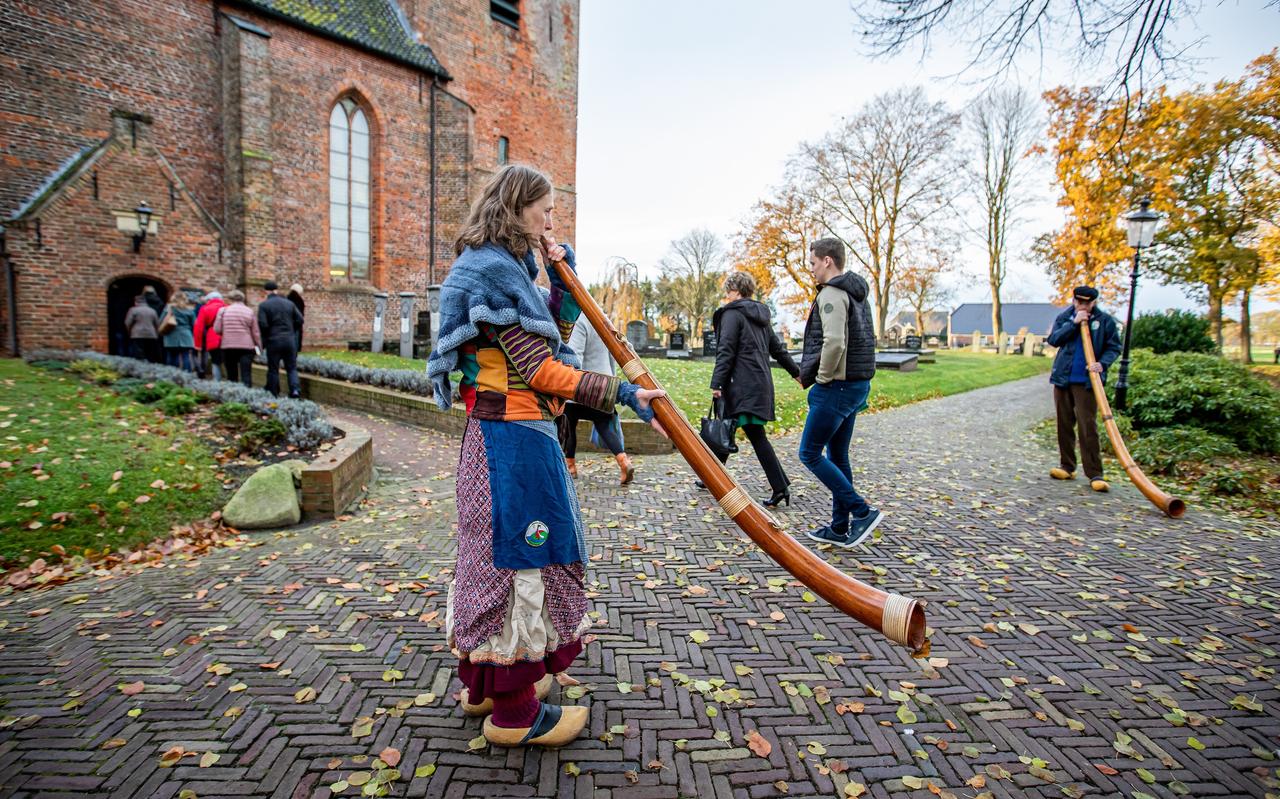 De Giezelbaargbloazers (op de foto Albertha Gerritsma en Geert Wolfs) begonnen hun seizoen bij de ingang van kerken. De Giezelbaargbloazers (op de foto Albertha Gerritsma en Geert Wolfs) begonnen hun seizoen bij de ingang van kerken.