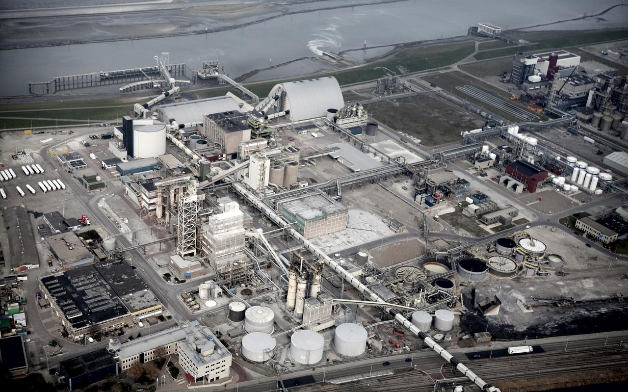 Luchtfoto van AKZO Nobel, Chemiepark Delfzijl Luchtfoto van AKZO Nobel, Chemiepark Delfzijl