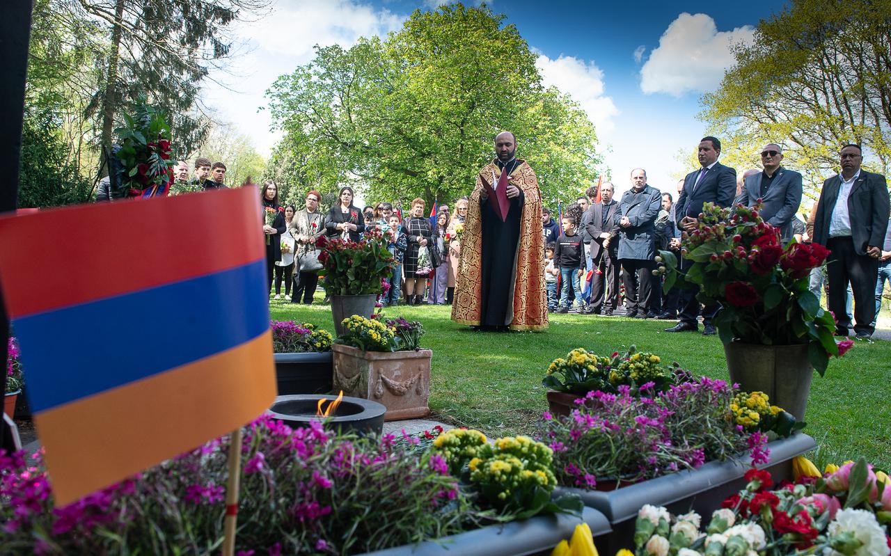 Herdenking en kranslegging bij het Armeens monument op de begraafplaats De Boskamp in Assen.