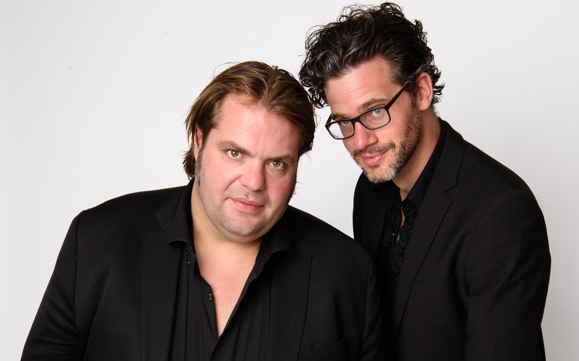 Frank Evenblij en Erik Dijkstra presenteren zondag in Emmen hun radioprogramma.