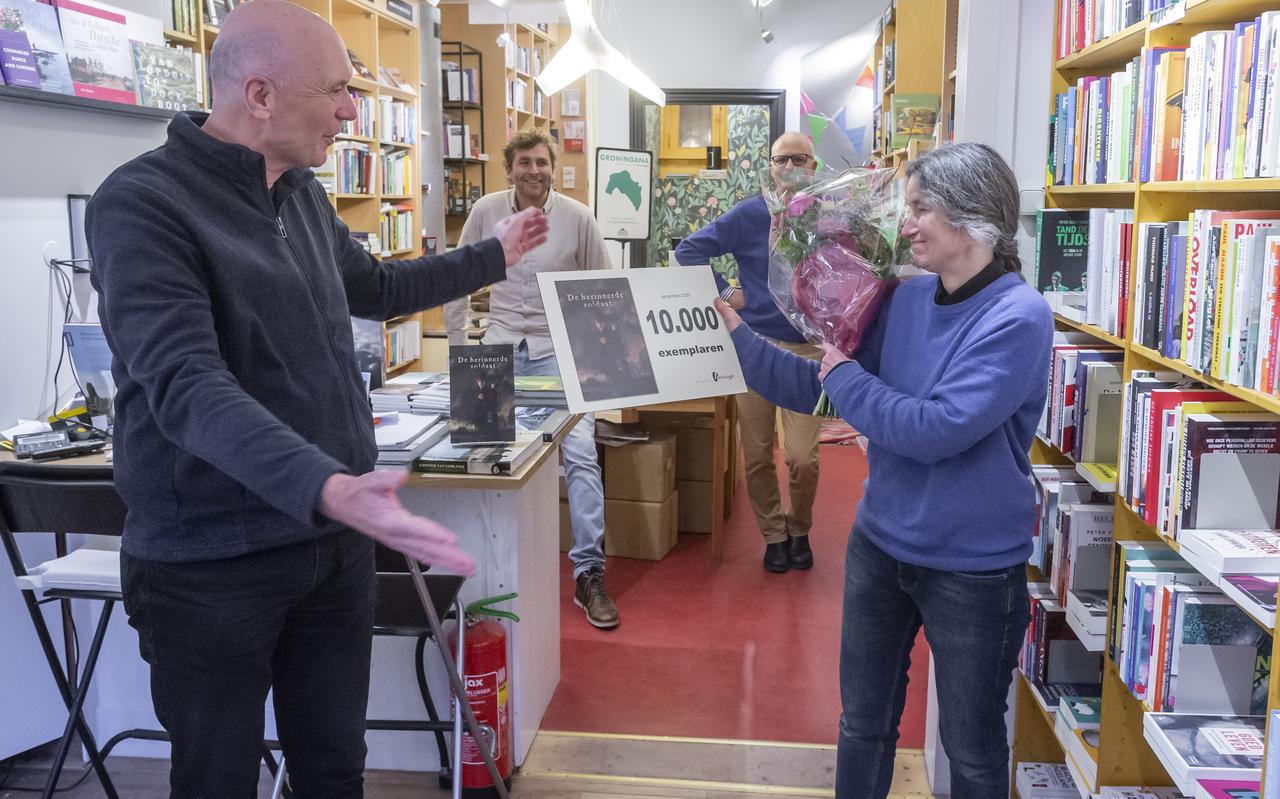 Auteur Anjet Daanje (r) wordt in het zonnetje gezet door uitgever Anton Scheepstra (l) van Passage in boekhandel Godert Walter in Groningen. Een jaar na het verschijnen van haar boek 'De herinnerde soldaat' is het tienduizendste exemplaar verkocht. Auteur Anjet Daanje (r) wordt in het zonnetje gezet door uitgever Anton Scheepstra (l) van Passage in boekhandel Godert Walter in Groningen. Een jaar na het verschijnen van haar boek 'De herinnerde soldaat' is het tienduizendste exemplaar verkocht.