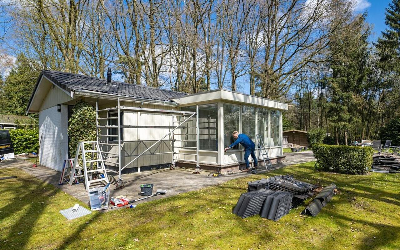 In de meeste huizen op De Hullen wordt permanent gewoond, met of zonder gedoogvergunning. In de meeste huizen op De Hullen wordt permanent gewoond, met of zonder gedoogvergunning.