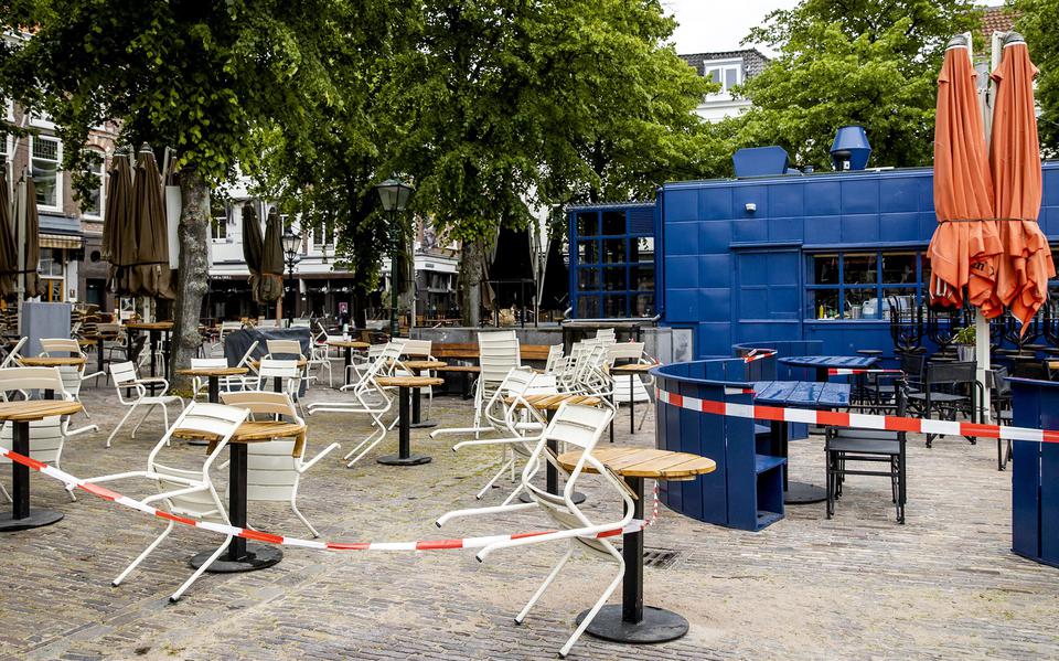 Een terras in Den Haag. De tafeltjes staan klaar voor de heropening op 1 juni.