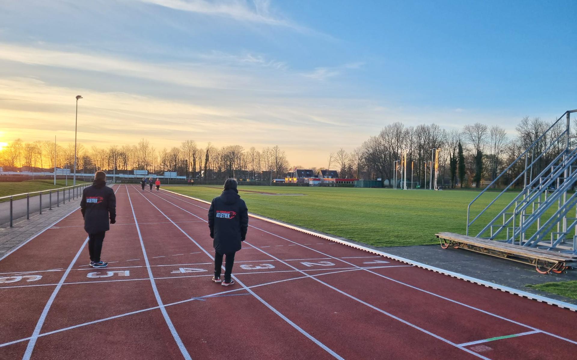 De lessen worden gegeven op de atletiekbaan op het sportpark in Wildervank aan de Woortmanslaan 3.