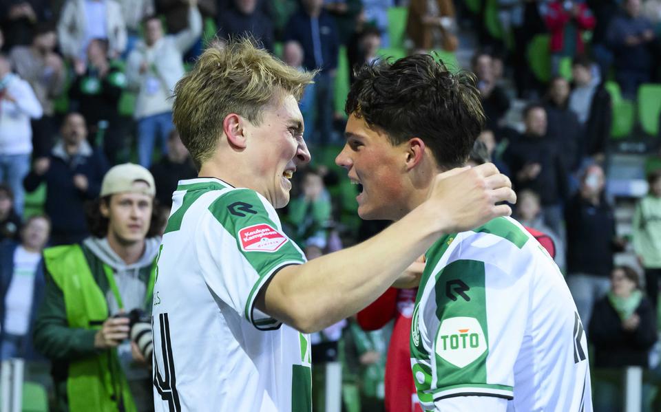 Een gelukzalig moment tussen beide vrienden Thom van Bergen en Jorg Schreuders, nadat de laatste de 2-0 maakte voor FC Groningen. 