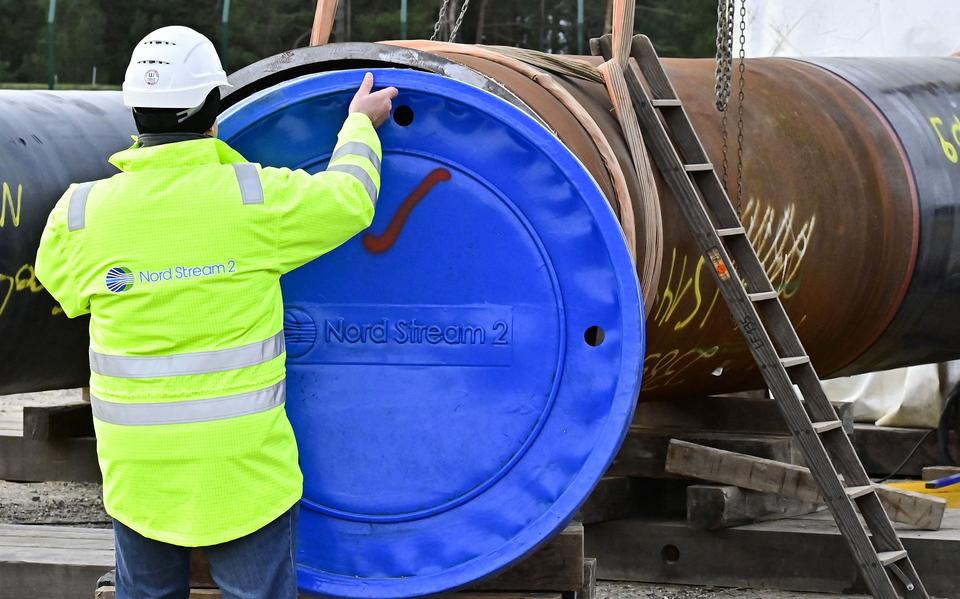 Een monteur doet de deksel op de Nord Stream 2 gaspijplijn in Noordoost Duitsland.
