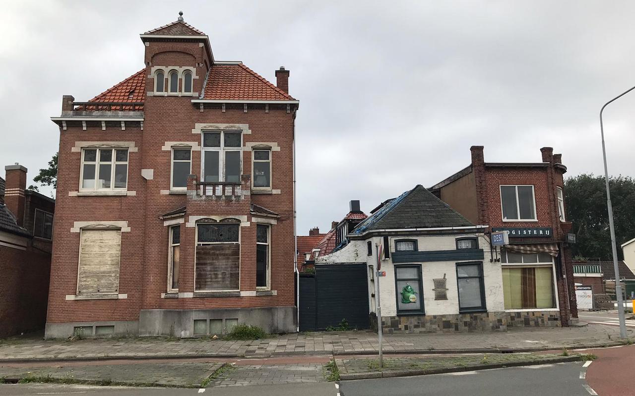 Buurtbewoners trekken aan de bel vanwege het verloederende hoekje, de villa staat al decennia leeg. Buurtbewoners trekken aan de bel vanwege het verloederende hoekje, de villa staat al decennia leeg.