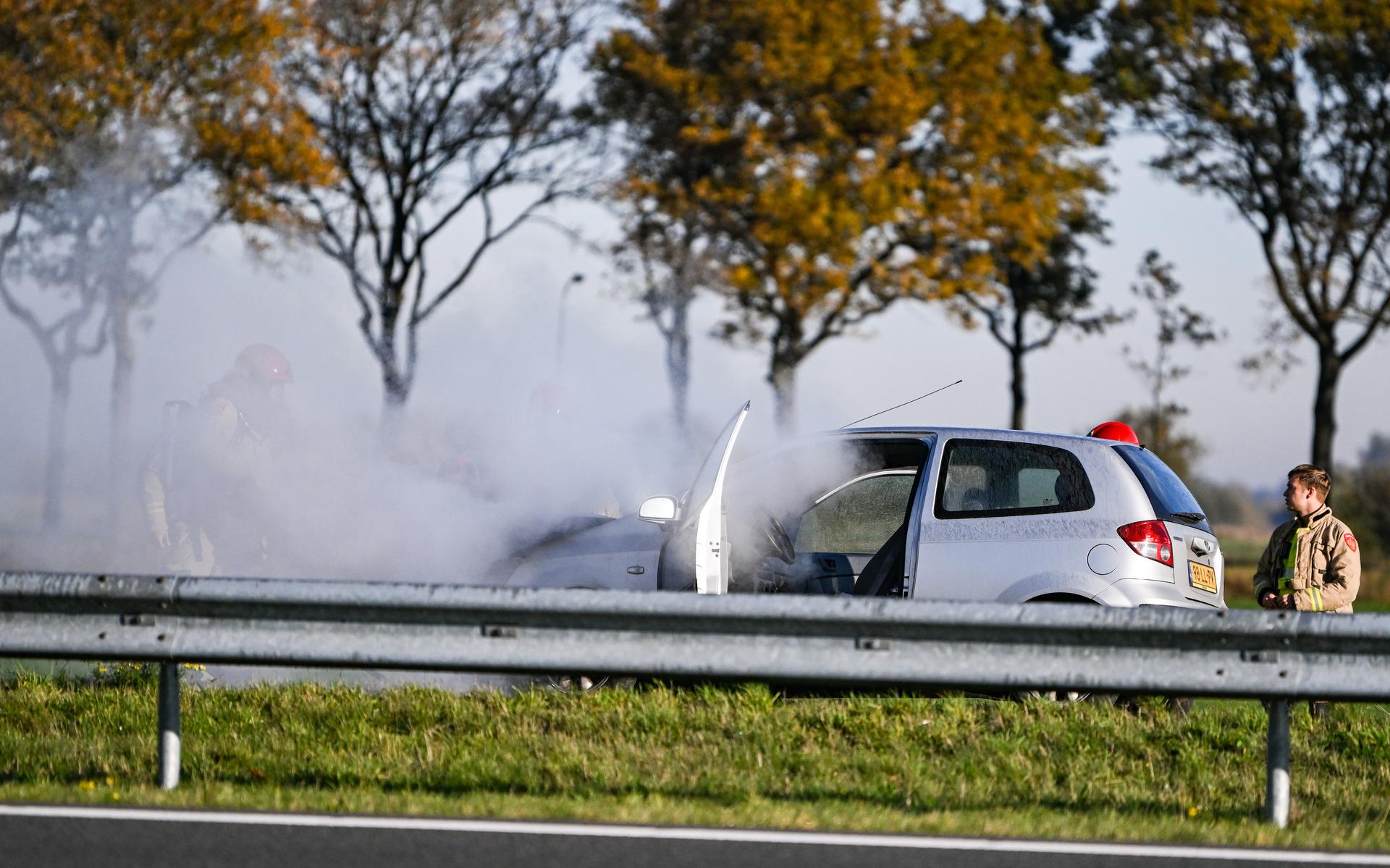 Rijdende auto vliegt in brand op A7 tussen Foxhol en Groningen