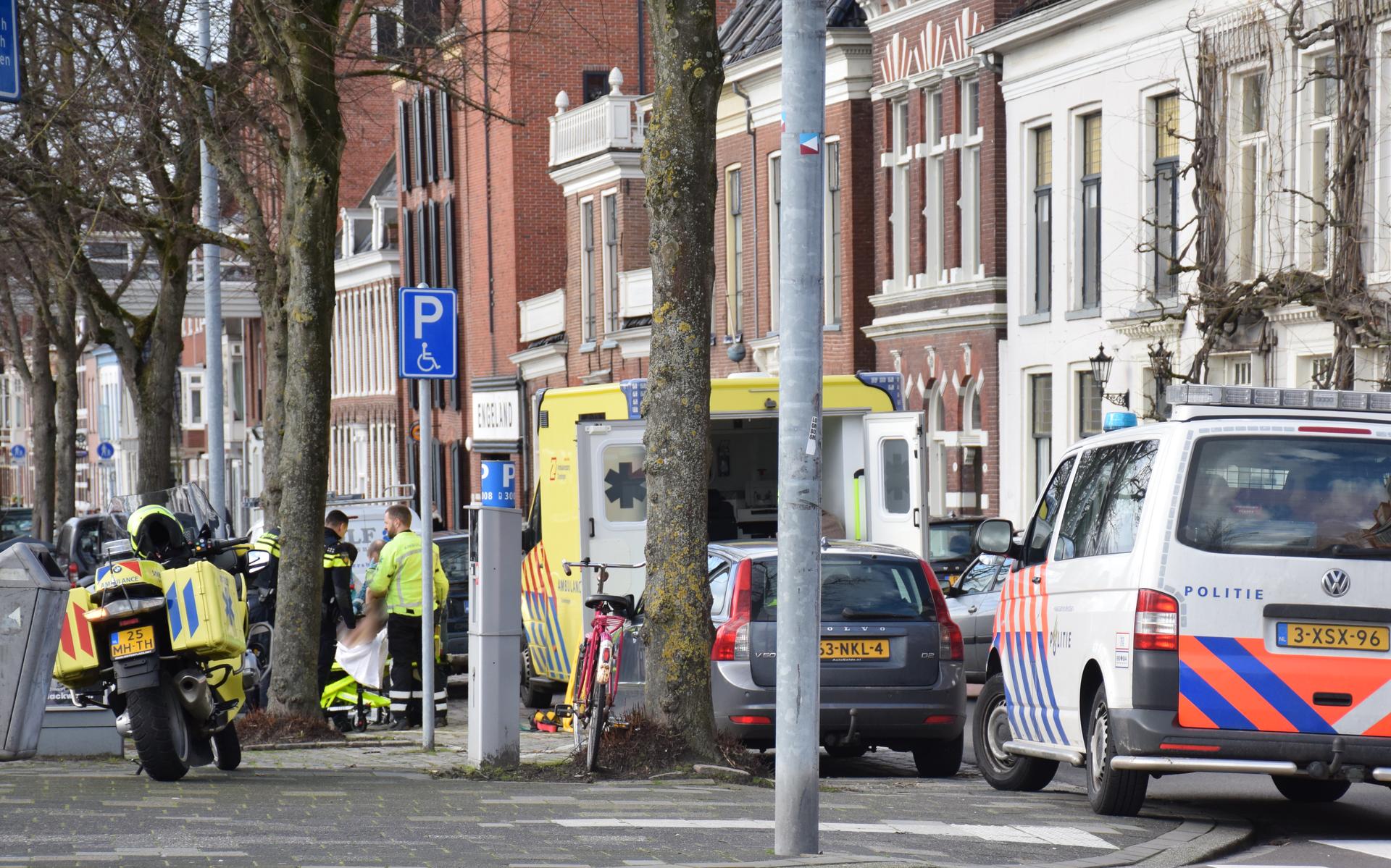 Blinde man valt in Lopende Diep in Groningen. Oplettende schilders helpen hem uit het water - Dagbla